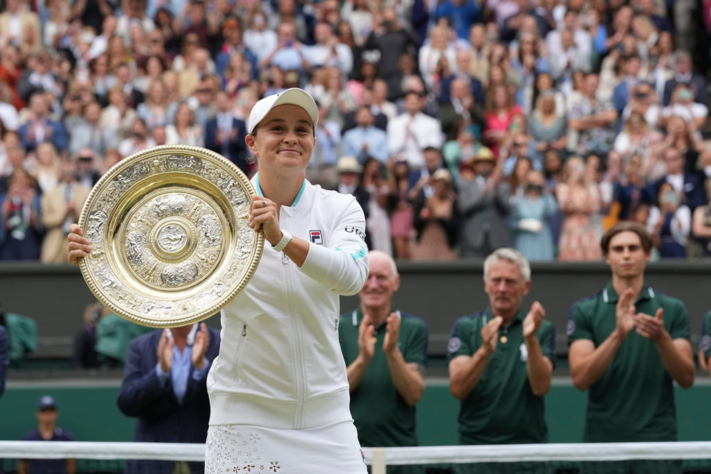 Ashleigh Barty détient le trophée de Wimbledon