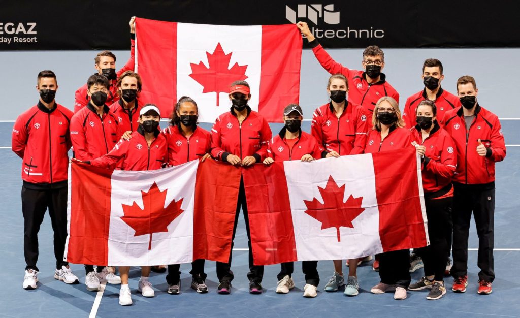 L'équipe canadienne de la Coupe Billie Jean King brandit des drapeaux canadiens