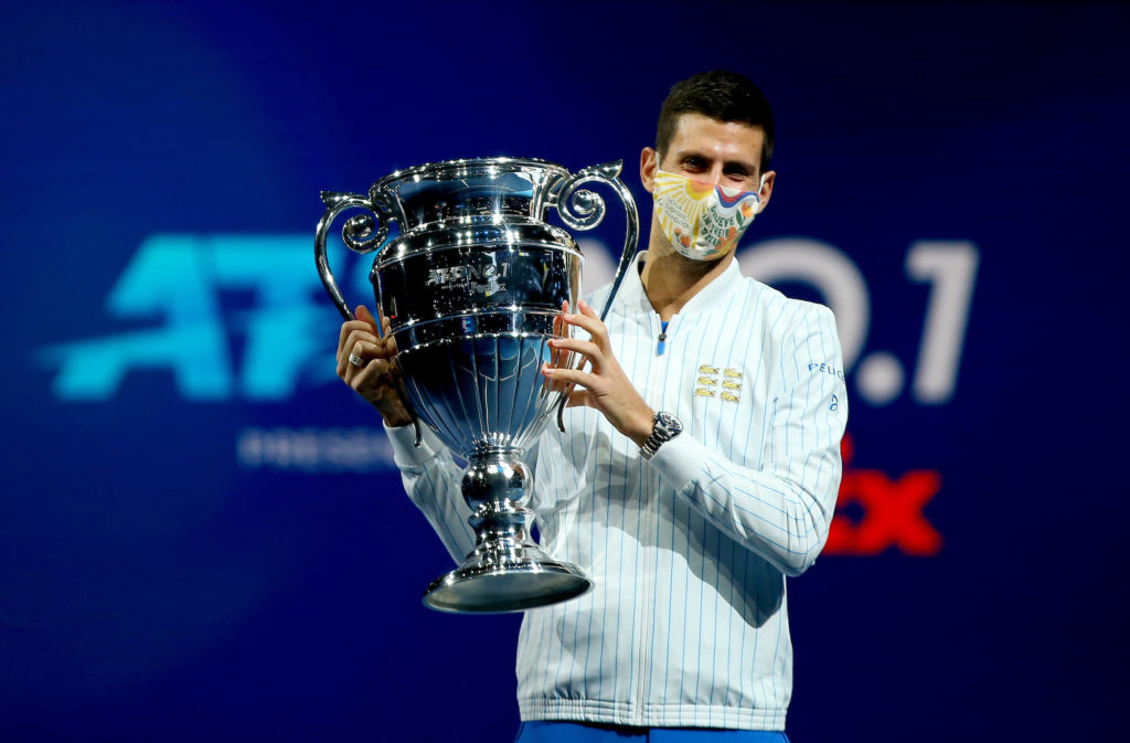 Novak Djokovic détient le trophée ATP n°1 et porte un masque