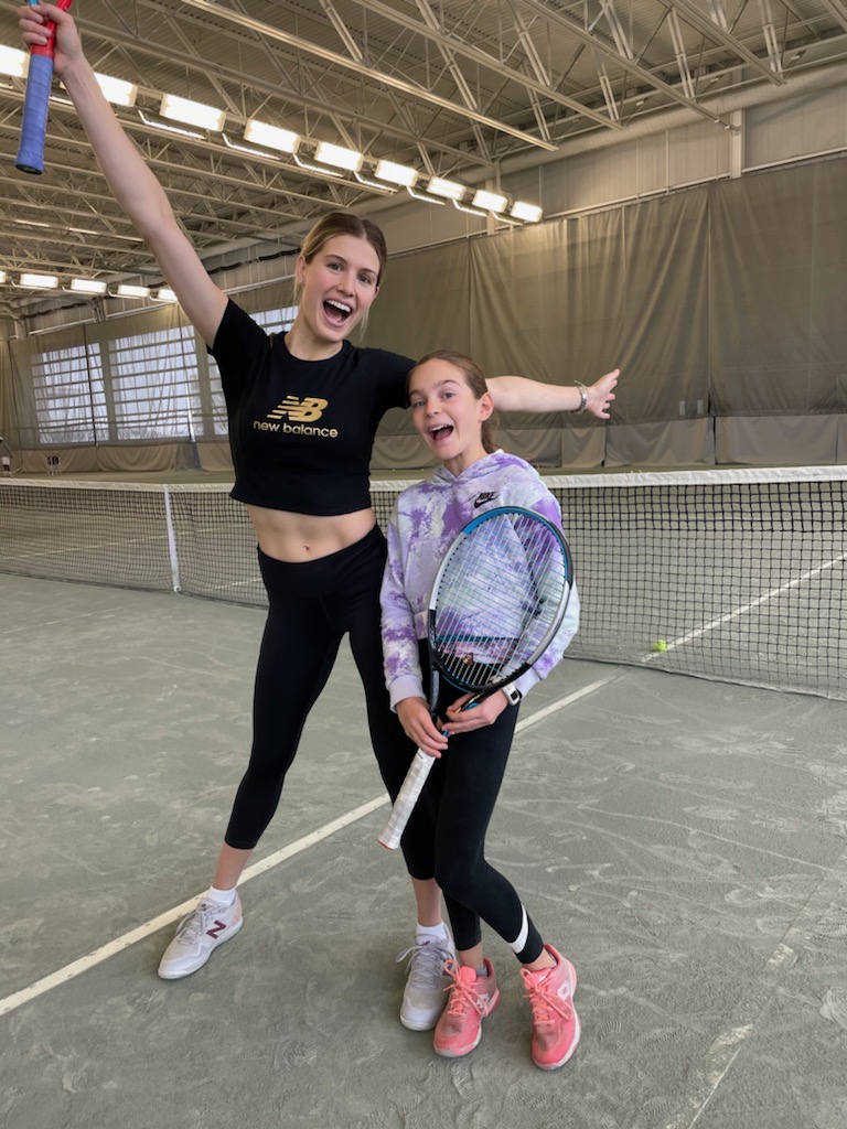 Génie Bouchard et Raphaelle Bruneau posent pour une photo au Centre national de tennis de Montréal