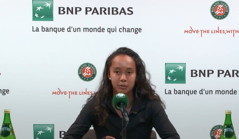 Leylah Fernandez en conférence de presse à Roland Garros