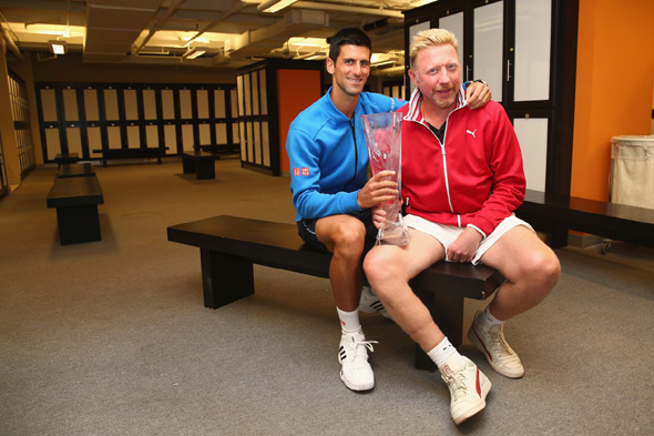 Boris Becker et Novak Djokovic posant avec un trophée dans le vestiaire