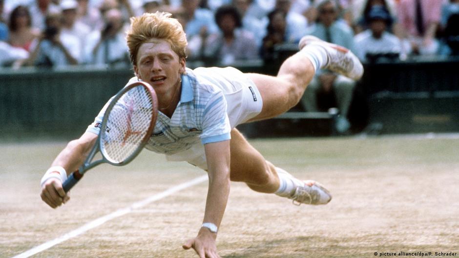 Boris Becker plonge pour une volée à Wimbledon