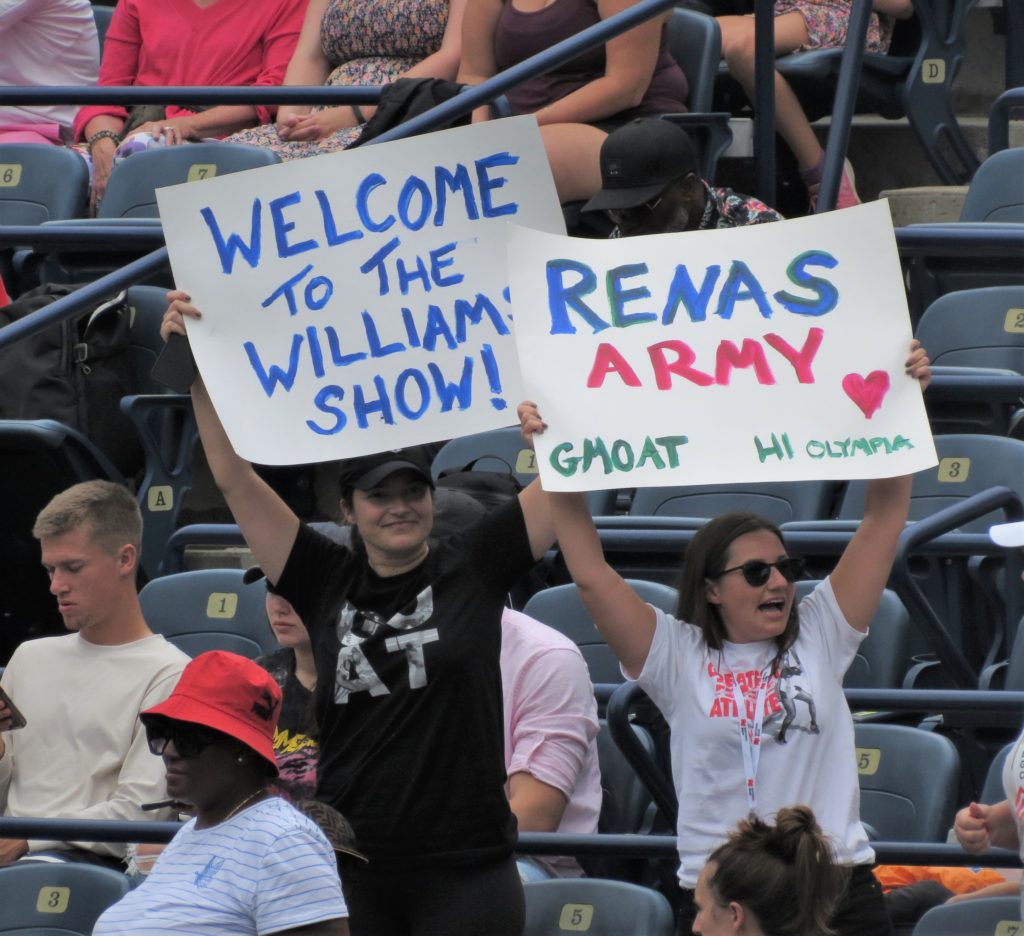 Plusieurs fans brandissent des pancartes soutenant Serena Williams.