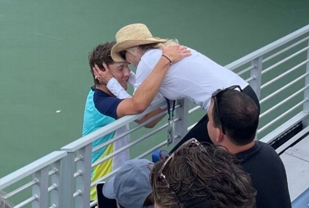Tracy Austin Hugs her son after he beats Taylor Fritz at the US Open 2022