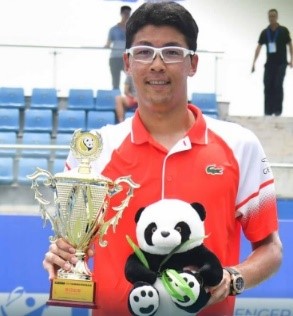 Hyeon Chung tient un trophée et un panda en peluche